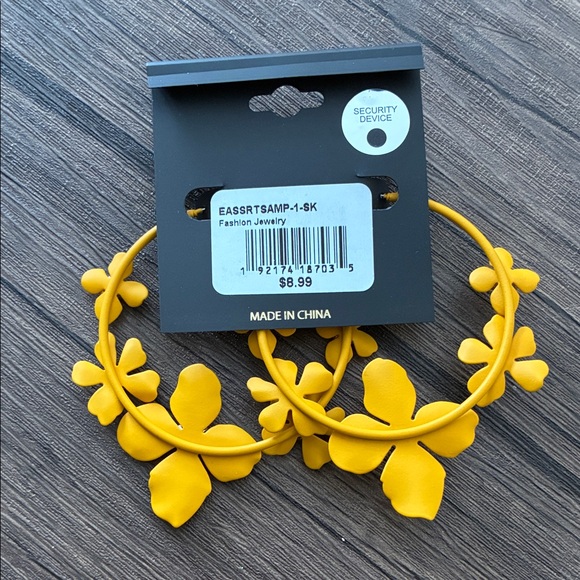 nOir Jewelry Vibrant Yellow Floral Earrings - Picture 4 of 4